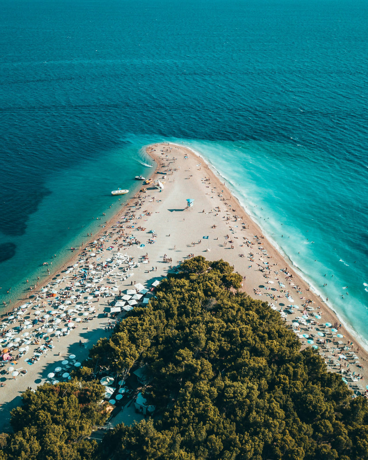 Pláž Zlatni Rat v Bolu na ostrově Brač