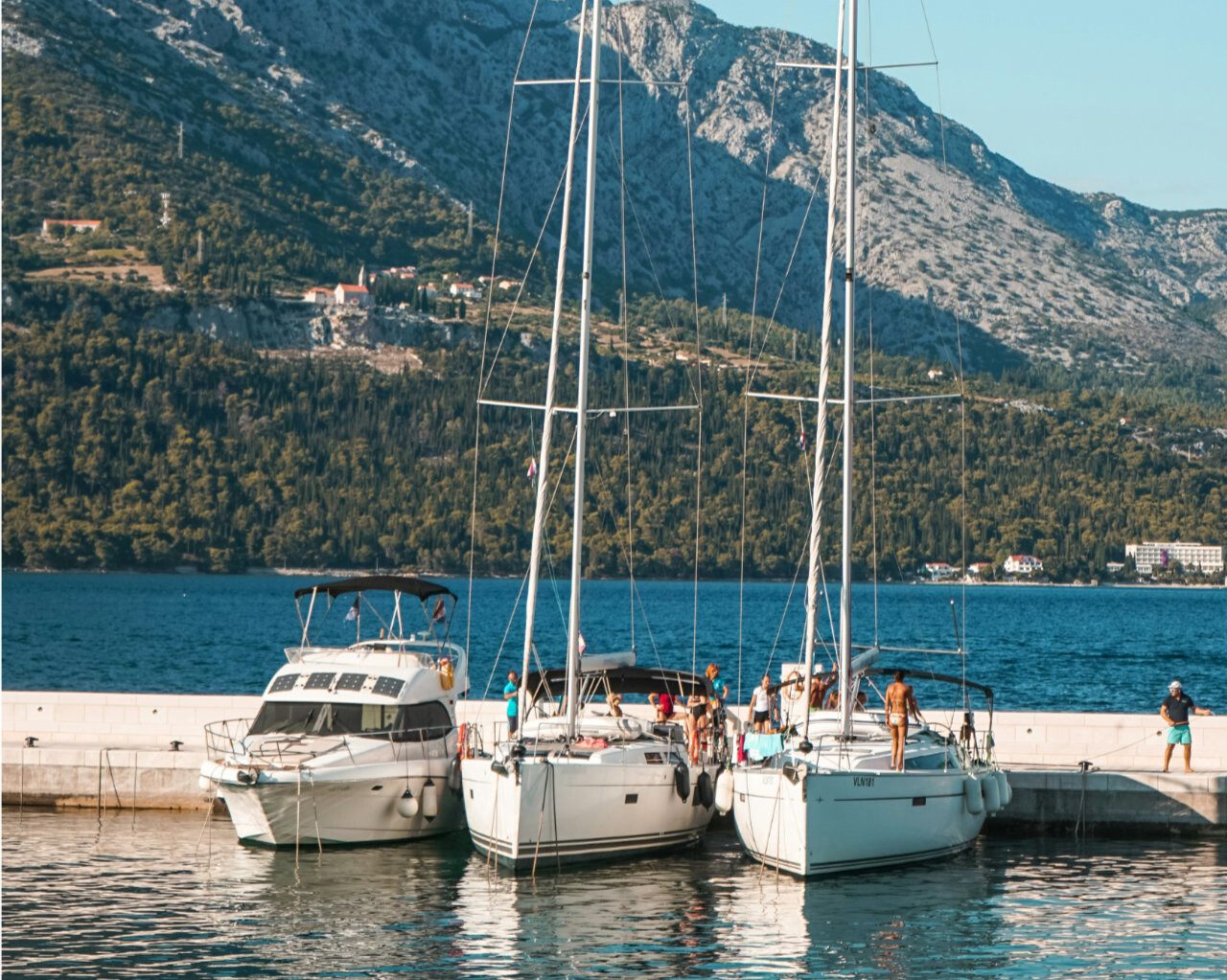 Kabinové charterové plachetní jachty na Korčule