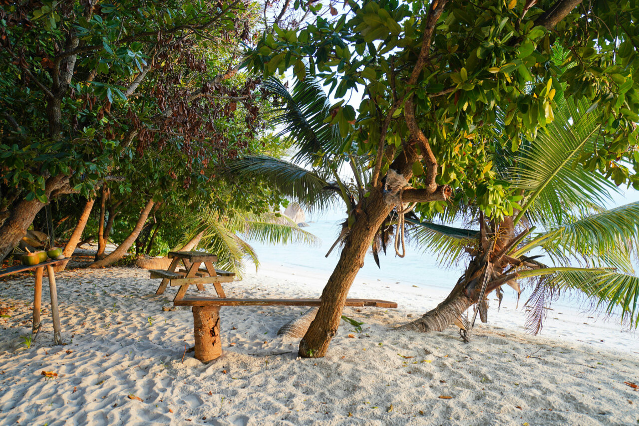 Poklidné odpoledne v Anse Source d'Argent, La Digue, Seychely.