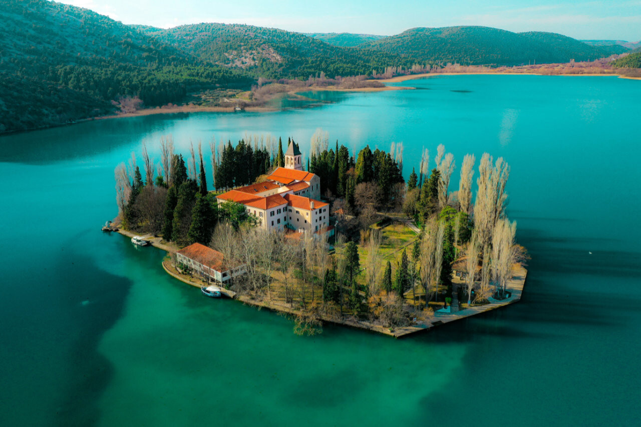 Krásný výhled na ostrov Visovac, národní park Krka, Chorvatsko