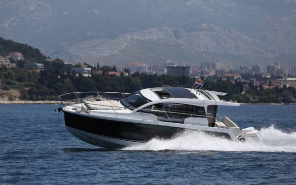 Sealine C335V Stormi